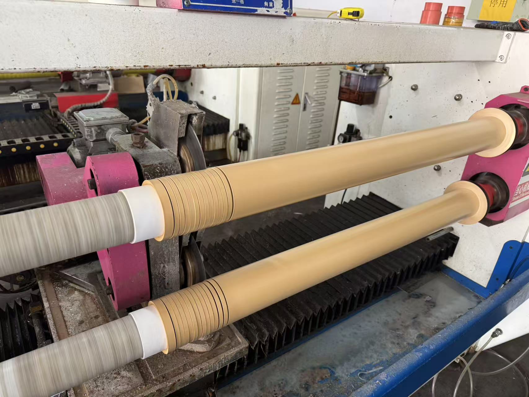 De vluchtigheid van grondstoffen vormt nieuwe patronen voor de productie van industriële plakband